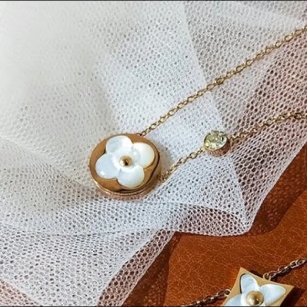 💎Round Clover Rose Gold Necklace - Picture 3 of 11